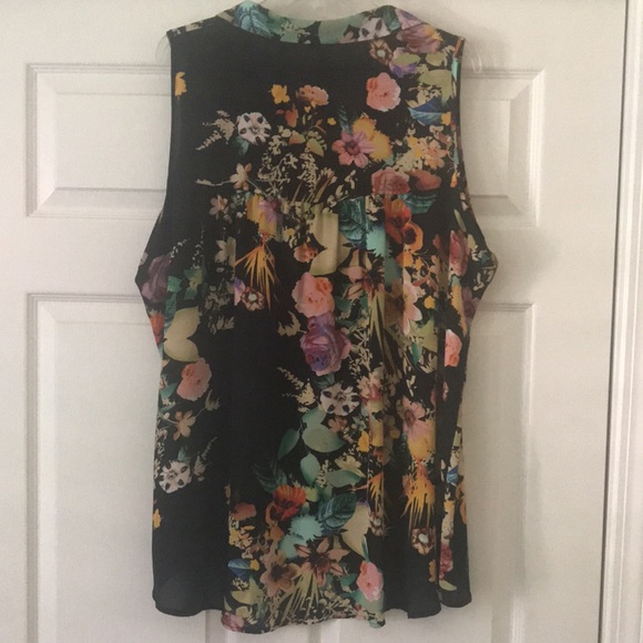 💐 Colorful hi-lo sleeveless top 💐 - Picture 4 of 8